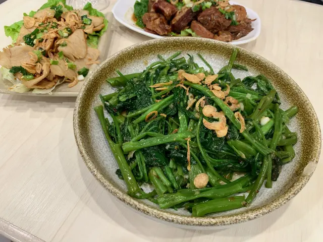 嘩，份量係平時坊間食嘅1.5倍！真係好抵食，
通菜新鮮爽脆，馬拉盞炒微辣惹味，正！