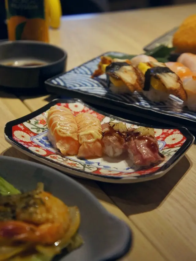 醬燒三文魚壽司、火炙牛肉壽司