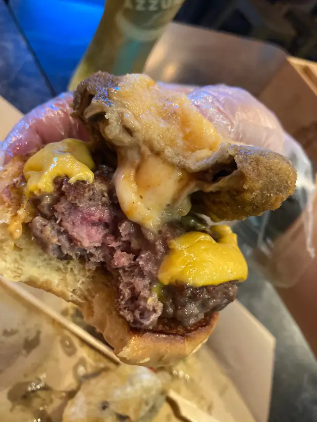 啡菇芝士牛肉漢堡