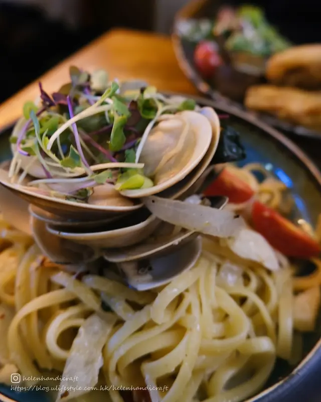 辣妹化曬妝偷偷地去海邊曬太陽