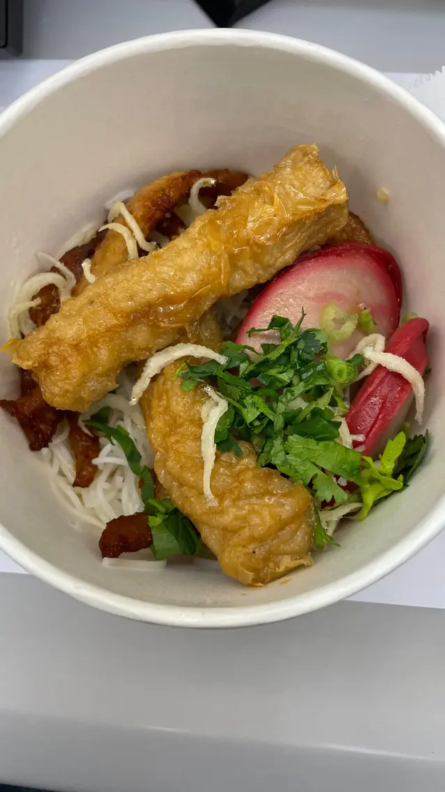 未落湯，湯另上的，仲要好多生菜