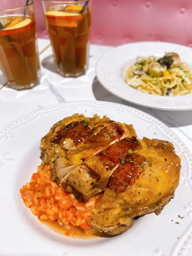 香煎柚子雞腿肉配香甜蕃茄燴飯