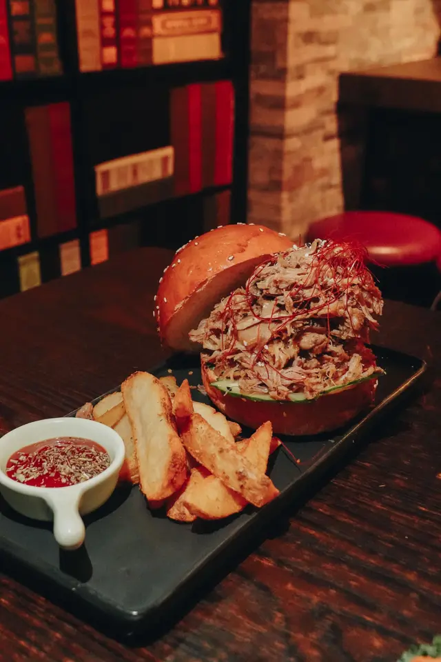 啤酒慢烤香麻手撕豬肉漢堡