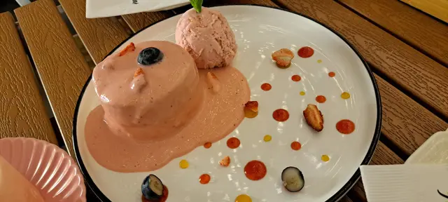 士多啤梨乳酪瀑布蛋糕配雪糕