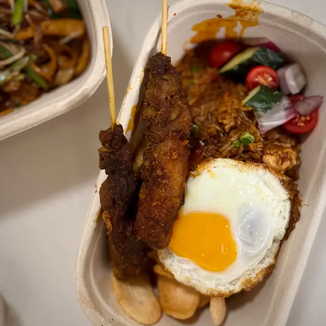 印尼炒飯配沙嗲串燒