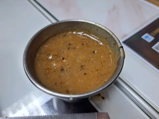 原隻德國脆皮鹹豬手配意粉跟蒜蓉牛油蘑菇汁