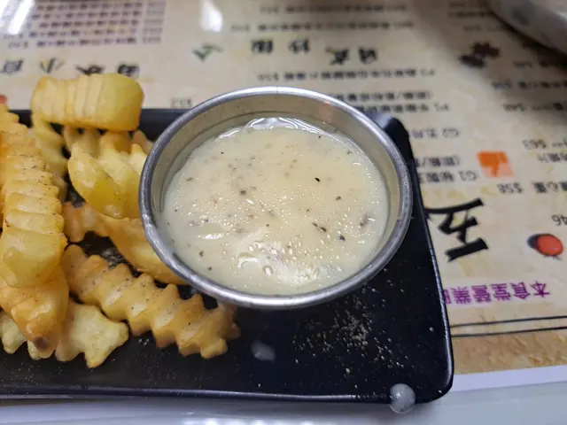 椒鹽炸粗曲薯條伴黑松露芝士汁