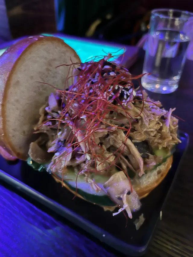 啤酒慢烤香麻手撕豬肉漢堡