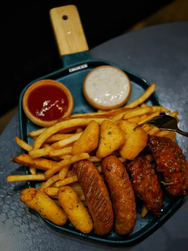 牆城小食拼盤配自家製蛋黃醬