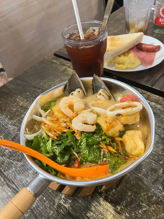 冬陰功湯海鮮金邊粉