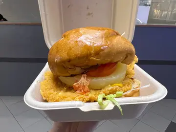 脆辣炸香鸡芝士汉堡