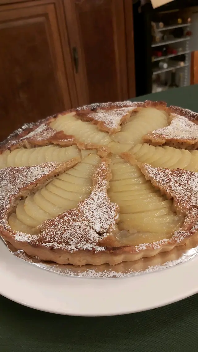 生日本來要求了在甜品上寫字。咁老細話寫唔到，咁唔緊要既。蘋果批不太甜，剛剛好。但餅面就冇乜味，老細切得不太均衡。