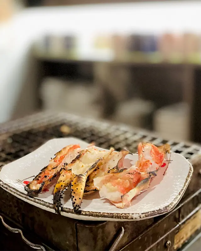 完香噴噴嘅甲羅燒,又係時候繼續食蟹,🦀而呢一次就食雪場蟹腳,每一隻腳都係夠晒肌肉結實,🦀肉質又飽滿。同樣都係個人坐定定喺度欣賞店員嘅烹調