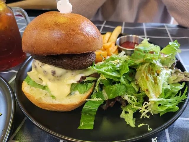 焗大啡菇沙律菜漢堡