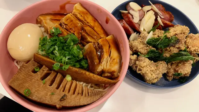 焢肉以冰糖、甘蔗及滷汁等滷至入味,味道香甜味美,
仲有原隻滷蛋、原條玉筍做配菜,係台灣嘅味道~
陽春麵淋上了焢肉滷汁,鹹香味濃~
不過一定要趁熱即刻食,如果唔係就會黐埋一舊舊。🤭