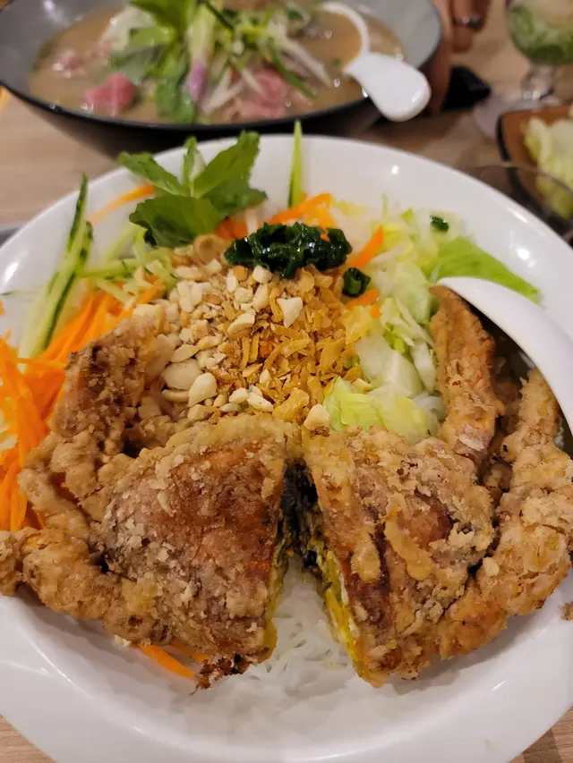 有一個拳頭大的軟殼蟹,炸到很乾身脆口。配上炸蒜碎,花生碎,大量新鮮的蔬菜絲,加上撈檬獨有漿汁很開胃,全程個口「颯颯聲」超爽脆好過引🥴