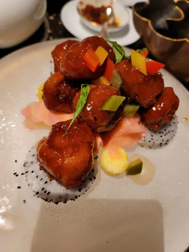 咕嚕肉香脆，加上用冰鎮住，所以外皮較脆。