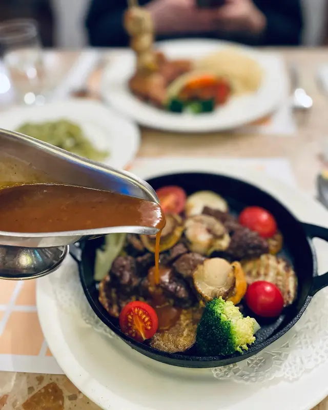 鐵鍋爆帶子牛扒粒配菠菜麵