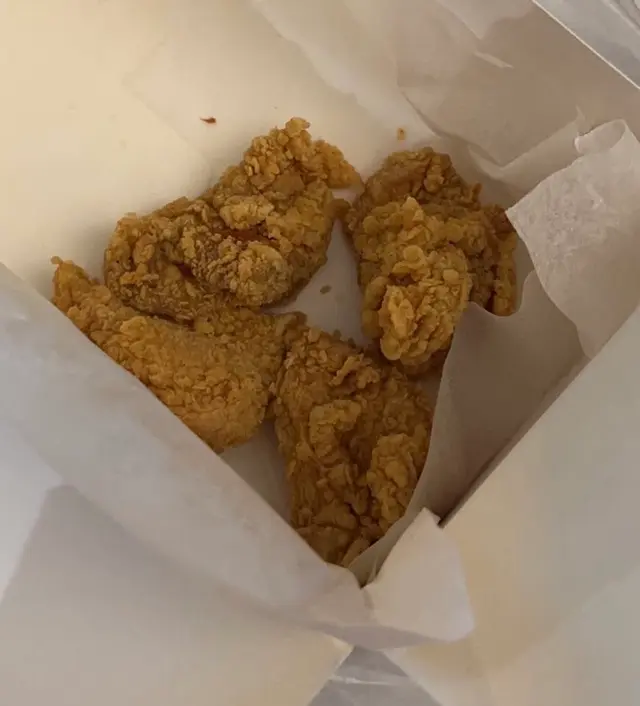 圖中係四件，每件兩節食指咁大件