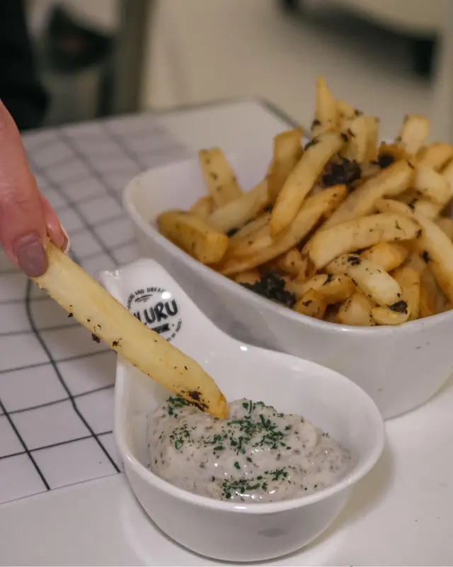 炸香脆粗直薯條配黑松露蛋醬