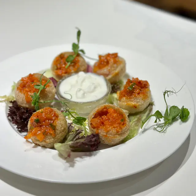泡菜煙三文魚他他配酥炸脆球