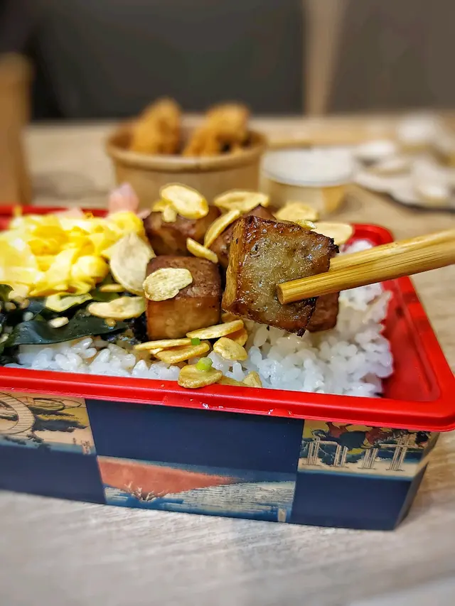 蒜片一口牛柳粒丼