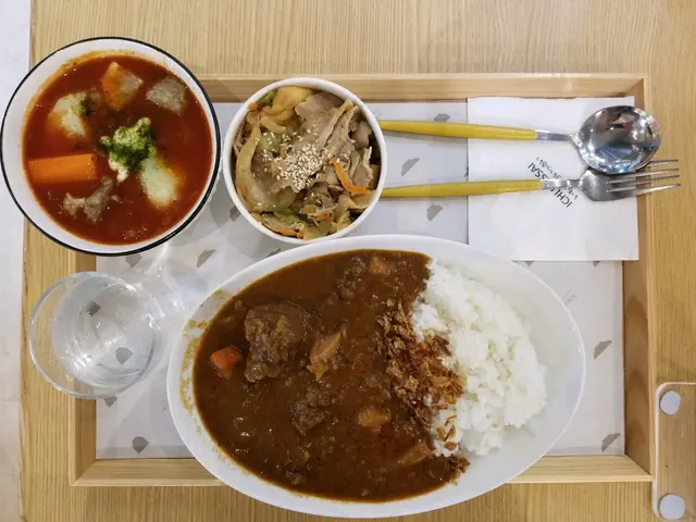 湯 + 咖喱飯 + 一品料理小菜