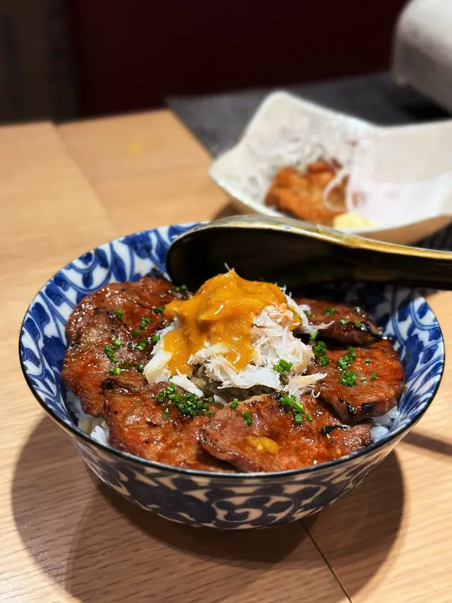 安格斯牛小排松葉蟹肉蟹膏丼
