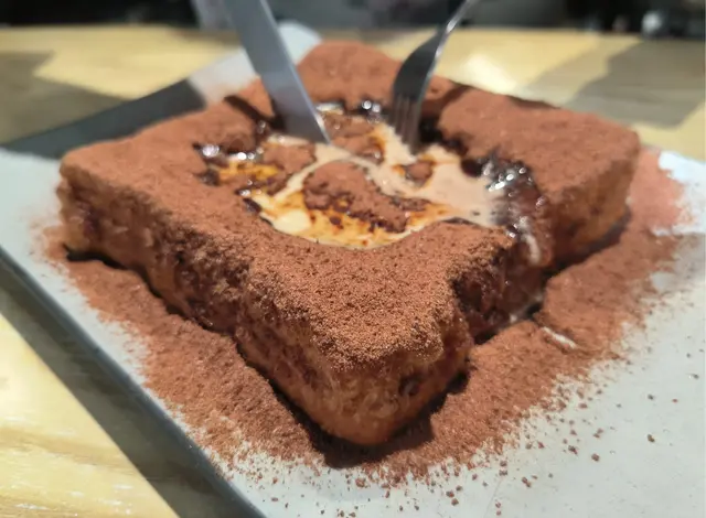 中間嘅圓氹.啲煉奶阿華田榛子醬就嚟爆瀉漏出.👍😋😋😋