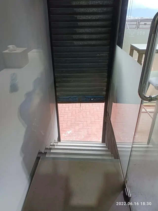 呢度門唔係入口, 店員辛苦去外面拎物資的.