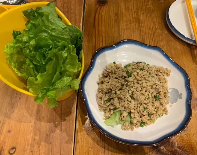 豬肉碎生菜包