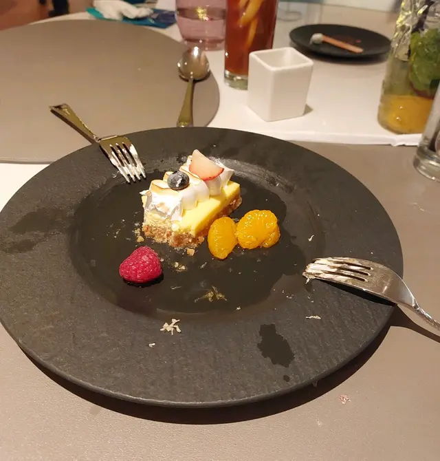 沒有點燃的火焰芝士蛋糕，浸於烈酒中，完全不能入口