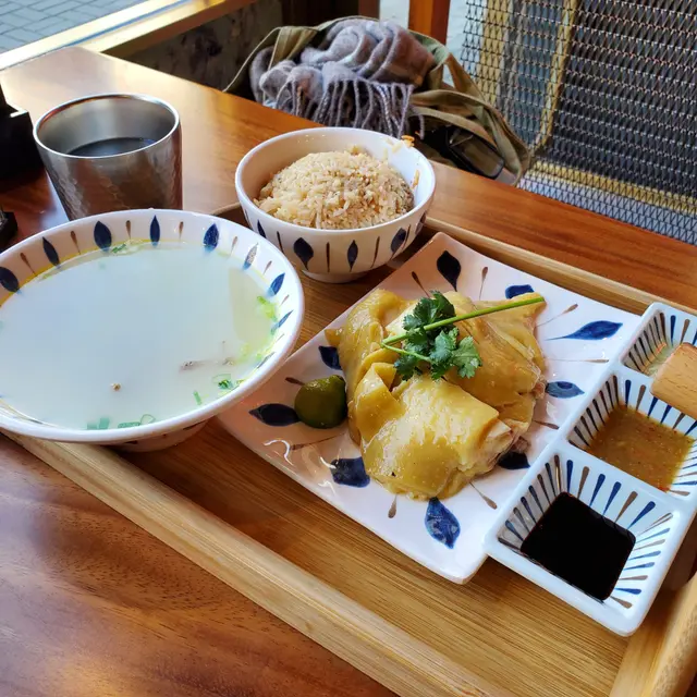 招牌海南雞飯配雞雜冬瓜湯