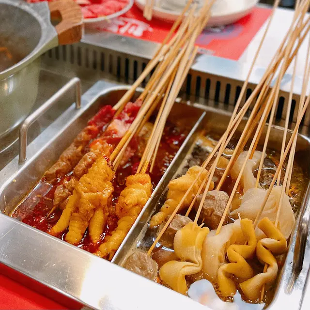 又想食辣又想養生？嗌返個鴛鴦雙拼鍋啦！今次揀咗茶底麻辣鍋配養生菌王雞湯🍲麻辣之餘帶點茶味，難怪唔會油膩！🍵另外嘅養生菌王雞湯用料十足，菇菇嘅份量比想像中多！