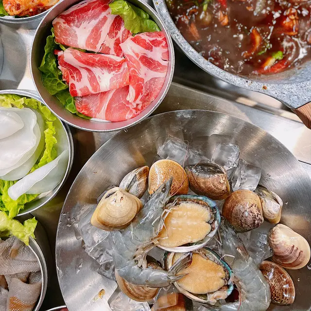 海鮮有鮑魚、蜆、大蝦，每樣都好新鮮！用嚟打邊爐或者燒烤都得！🔥