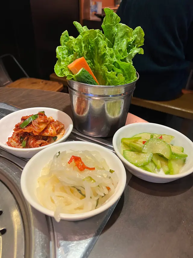 前菜有三款，還有生菜