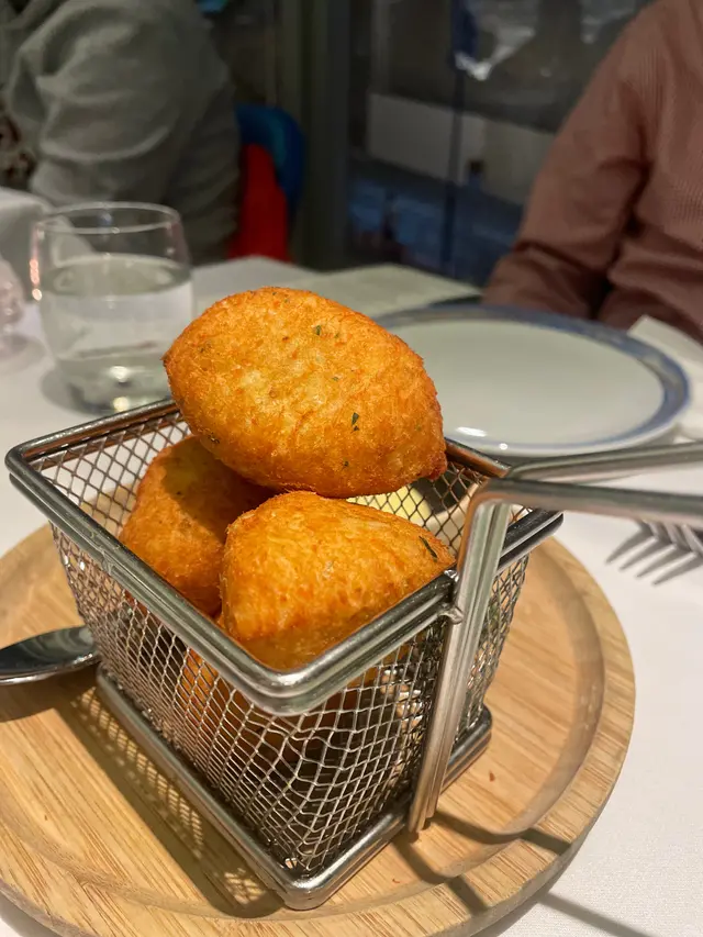Codfish cakes with parsley and garlic mayonnaise
