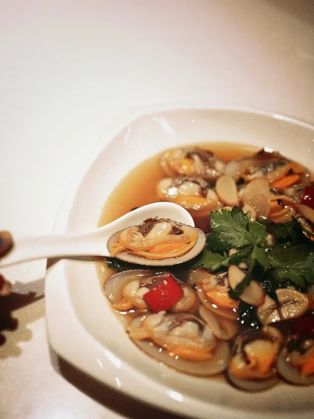 凍吃花甲係潮汕嘅獨特食法以潮洲魚露﹑蒜頭、辣椒、白酒、芫荽、鹽、豉油等直接生腌味道鮮甜十足,粒粒脹卜卜,食落最緊要冇沙,又唔會過鹹,極為開胃