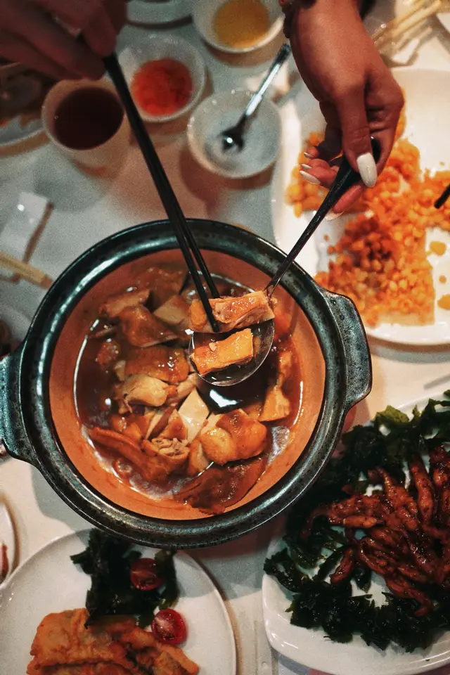 嫩雞配以豆醬、薑蔥、酒等醃製，再加上湯用慢火炆焗約30分鐘肉質軟滑鮮甜，濃郁嘅豆醬香味同鮮雞味非常balance