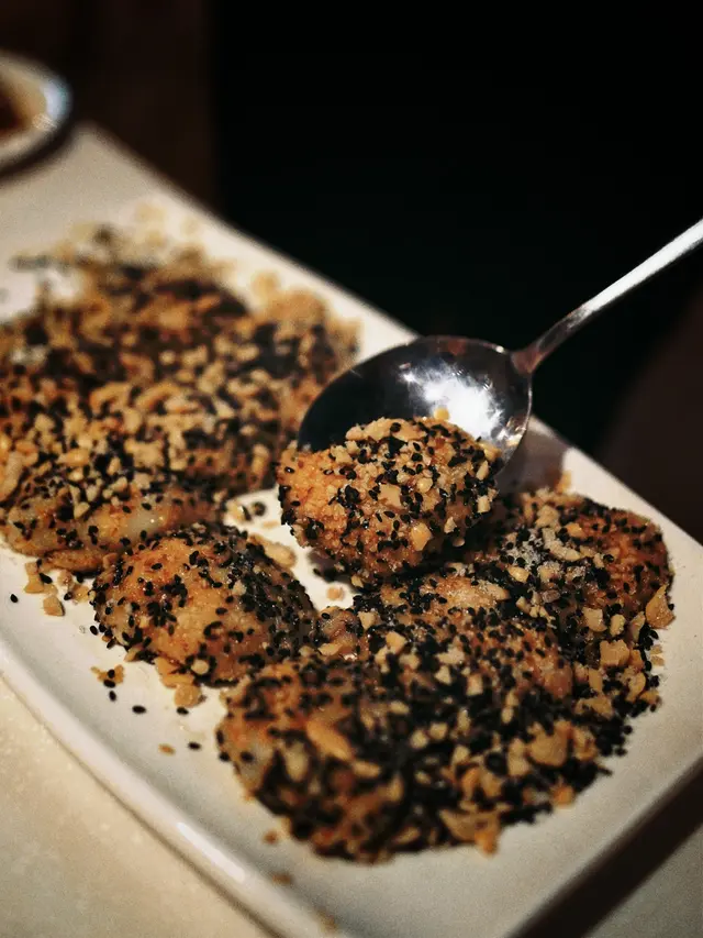 潮州人過年過節嘅傳統甜品搓成一粒一粒貌似古錢幣～其實有d似糖不甩上面鋪滿黑白芝麻，花生同砂糖，甜甜鹹鹹又煙韌😋