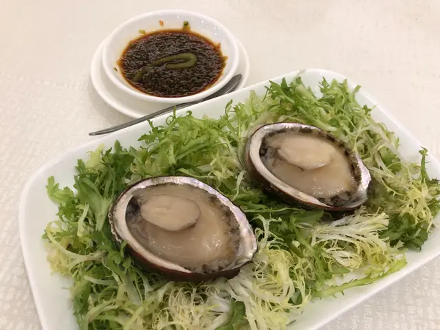 特式冰鎮鮑魚配燒汁芥辣醬