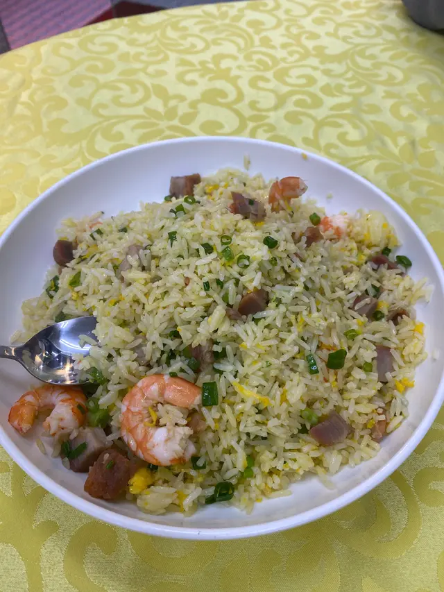 我都未試過食一碟炒飯係「凍」  完全係冇鑊氣可言    真係似午飯時間炒定    求其晚市拎出黎賣返俾你  仲要成舊水  蝦身都係急凍蝦  唔可以話好難食  但  我從未食過一碟「凍」的炒飯  。
