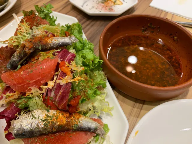 沙律還附有一碟油醬汁,功架十足