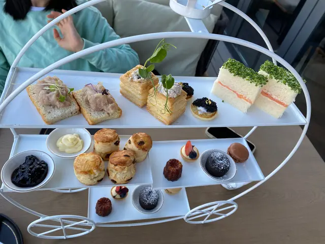 $298/人,兩人起可點,596再加一,貼近酒店tea set 價,食物小,份量小,size 都小,連茶都只可叫檸水/檸茶