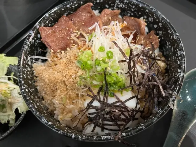 鹽燒溫泉蛋牛小排丼