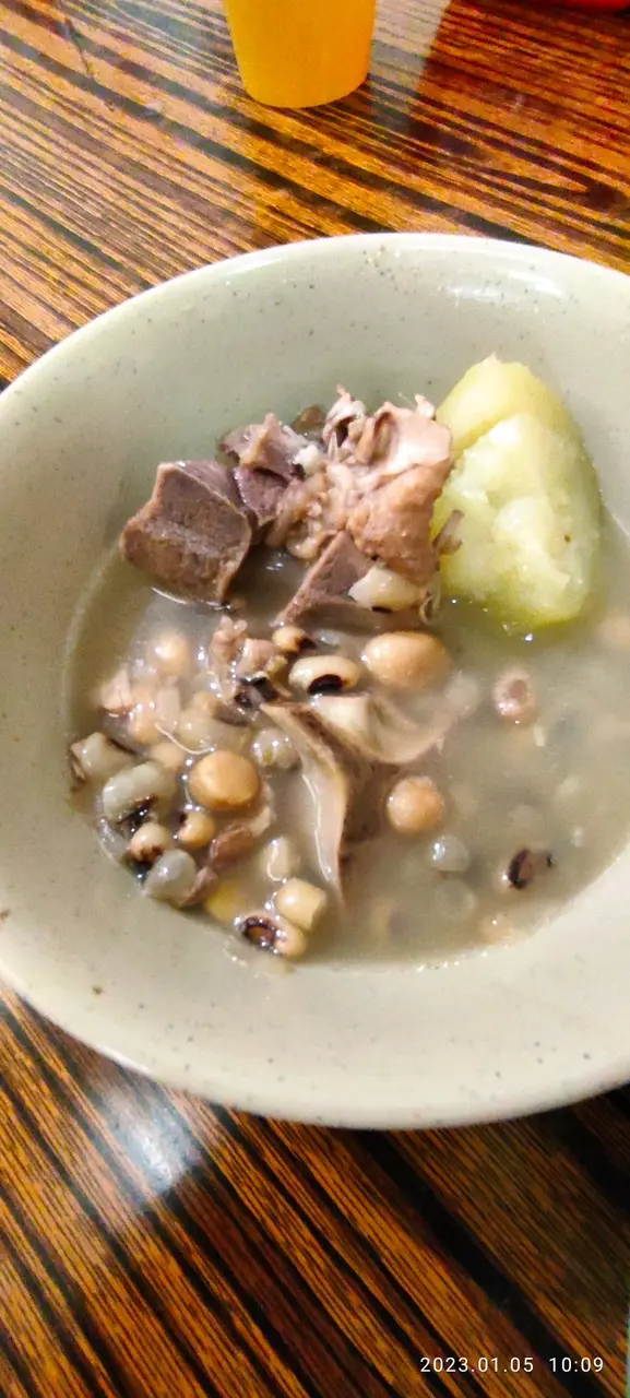 一碗都可以咁多湯底,雞腳,豬骨,眉豆,花生等