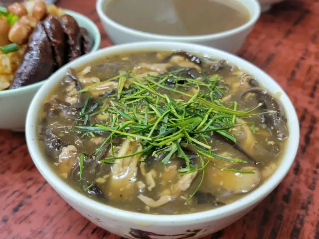 非常足料,有木耳絲雞肉絲冬菇等等,蛇肉相對比較少