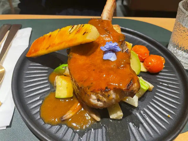 杜洛克黑毛豬胺伴焦糖菠蘿.炒野菜.奶油千層薯