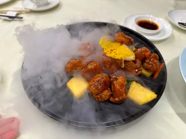冰鎮鮮鳳梨脆皮咕嚕肉