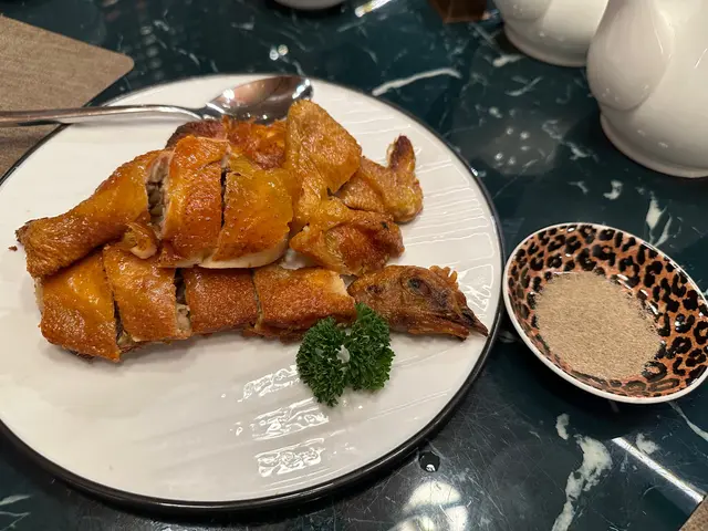 炸子雞皮脆肉嫩，唔老，雞皮很脆，入口即化